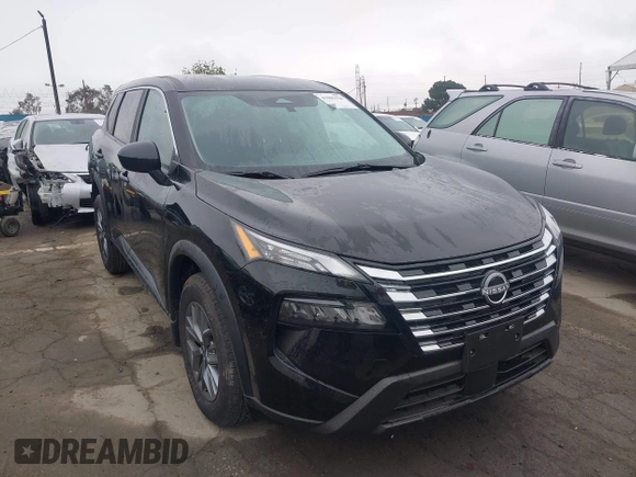2025 Nissan Rogue S z VIN 5N1BT3ABXSC765294, wystawiony jako IAAI lot #41905928 z przebiegiem 600 mil mil oraz . Historia ofert i sprzedaży dostępna na DreamBid. Obrazek 1.