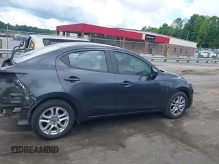 2016 Scion iA z VIN 3MYDLBZV5GY133972, wystawiony jako IAAI lot #42260164 z przebiegiem 156 981 mil mil oraz . Historia ofert i sprzedaży dostępna na DreamBid. Obrazek 14.