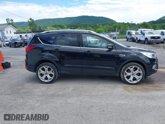 2019 Ford Escape Titanium с VIN 1FMCU9J95KUA09190, выставлен на аукционе IAAI как лот 42539445 с пробегом 61 027 миль миль и . История ставок и продаж доступна на DreamBid. Изображение 13.