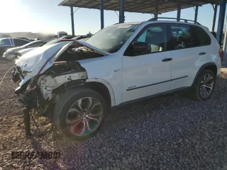 2013 BMW X5 xDrive50i z VIN 5UXZV8C55D0C16304, wystawiony jako Copart lot #53406135 z przebiegiem 103 704 mil mil oraz Szkoda całkowita • Salvage title. Historia ofert i sprzedaży dostępna na DreamBid. Obrazek 1.