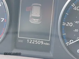 2018 Toyota RAV4 XLE z VIN JTMWFREV4JJ168138, wystawiony jako IAAI lot #41845337 z przebiegiem 122 509 mil mil oraz . Historia ofert i sprzedaży dostępna na DreamBid. Obrazek 16.