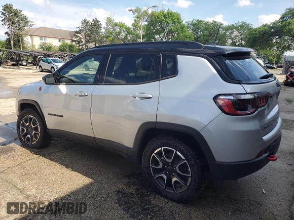 2025 Jeep Compass Trailhawk z VIN 3C4NJDDN3ST564523, wystawiony jako Copart lot #62643635 z przebiegiem 5 084 mil mil oraz Czysty tytuł • Clean title. Historia ofert i sprzedaży dostępna na DreamBid. Obrazek 2.