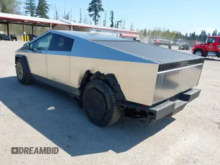 2024 Tesla Cybertruck Cyberbeast z VIN 7G2CEHEE1RA036094, wystawiony jako IAAI lot #42047976 z przebiegiem 13 mil mil oraz . Historia ofert i sprzedaży dostępna na DreamBid. Obrazek 3.