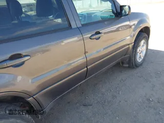 2006 Mercury Mariner Luxury с VIN 4M2CU57116KJ19454, выставлен на аукционе IAAI как лот 42436725 с пробегом 244 689 миль миль и . История ставок и продаж доступна на DreamBid. Изображение 14.