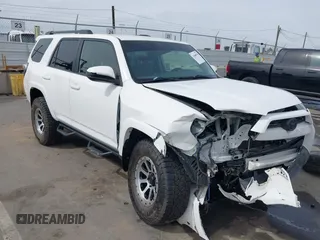 2018 Toyota 4Runner SR5 z VIN JTEBU5JR9J5531365, wystawiony jako IAAI lot #41680376 z przebiegiem Nie podano mil oraz . Historia ofert i sprzedaży dostępna na DreamBid. Obrazek 1.