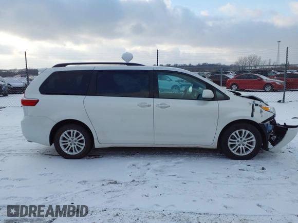 2017 Toyota Sienna XLE Auto Access Seat with VIN 5TDYZ3DC4HS852620, listed as a IAAI auction lot 40988036 with 82,581 mi miles. Bid and sale history available at carsss.com. Image 14.