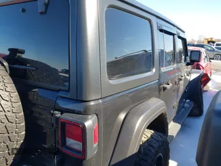 2018 Jeep Wrangler Unlimited Sport z VIN 1C4HJXDN9JW231587, wystawiony jako IAAI lot #41564880 z przebiegiem 129 003 mil mil oraz . Historia ofert i sprzedaży dostępna na DreamBid. Obrazek 13.