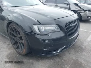 2015 Chrysler 300 S z VIN 2C3CCABG5FH766299, wystawiony jako IAAI lot #42252742 z przebiegiem 146 255 mil mil oraz . Historia ofert i sprzedaży dostępna na DreamBid. Obrazek 18.