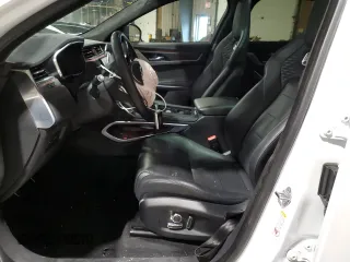 2022 Jaguar F-Pace SVR z VIN SADCZ2EE9NA692588, wystawiony jako Copart lot #52247135 z przebiegiem 52 957 mil mil oraz Szkoda całkowita • Salvage title. Historia ofert i sprzedaży dostępna na DreamBid. Obrazek 7.