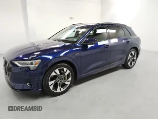 2022 Audi e-tron Premium z VIN WA1AAAGE4NB022730, wystawiony jako Copart lot #56118575 z przebiegiem 47 680 mil mil oraz Tytuł czysty. Historia ofert i sprzedaży dostępna na DreamBid. Obrazek 1.