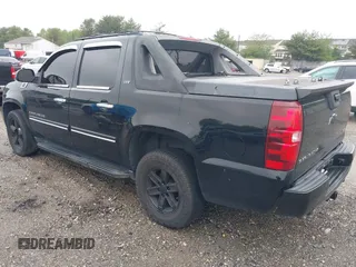 2008 Chevrolet Avalanche LTZ z VIN 3GNFK12318G241601, wystawiony jako IAAI lot #42268422 z przebiegiem 154 345 mil mil oraz . Historia ofert i sprzedaży dostępna na DreamBid. Obrazek 3.