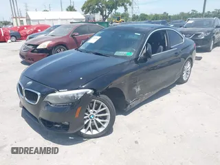 2015 BMW 2 Series 228i z VIN WBA1F5C57FV256426, wystawiony jako IAAI lot #42083806 z przebiegiem 145 969 mil mil oraz . Historia ofert i sprzedaży dostępna na DreamBid. Obrazek 2.