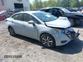 2024 Nissan Versa SV z VIN 3N1CN8EV3RL825311, wystawiony jako IAAI lot #42286603 z przebiegiem 32 551 mil mil oraz . Historia ofert i sprzedaży dostępna na DreamBid. Obrazek 1.