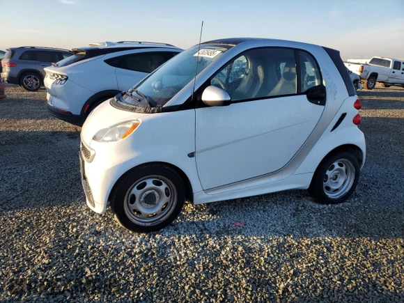 2015 Smart fortwo Passion z VIN WMEEJ9AA5FK839381, wystawiony jako Copart lot #43635495 z przebiegiem Nie podano mil oraz Tytuł czysty. Historia ofert i sprzedaży dostępna na DreamBid. Obrazek 1.