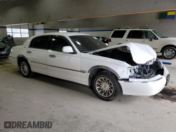 2002 Lincoln Town Car Executive z VIN 1LNHM81W92Y635551, wystawiony jako Copart lot #47803525 z przebiegiem Nie podano mil oraz Szkoda całkowita • Salvage title. Historia ofert i sprzedaży dostępna na DreamBid. Obrazek 4.