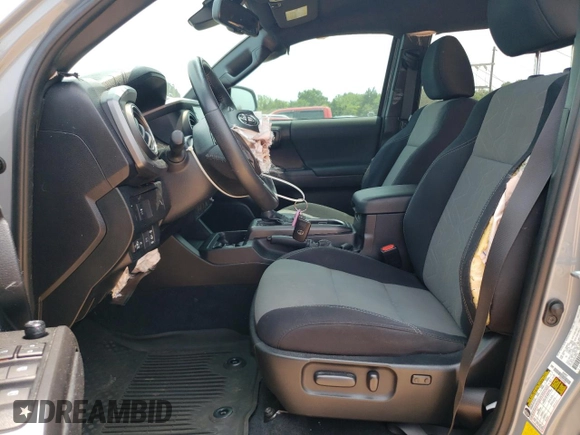 2021 Toyota Tacoma SR5 z VIN 5TFAZ5CN2MX099562, wystawiony jako Copart lot #59329335 z przebiegiem 23 570 mil mil oraz Czysty tytuł • Clean title. Historia ofert i sprzedaży dostępna na DreamBid. Obrazek 7.