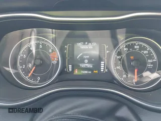 2021 Jeep Cherokee Latitude Plus z VIN 1C4PJMLB8MD116593, wystawiony jako IAAI lot #42484098 z przebiegiem 74 288 mil mil oraz . Historia ofert i sprzedaży dostępna na DreamBid. Obrazek 7.