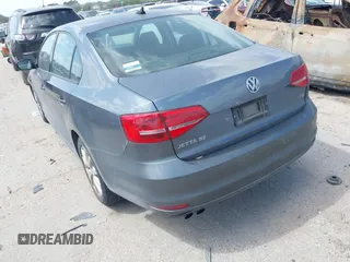 2015 Volkswagen Jetta SE z VIN 3VWD17AJ1FM241454, wystawiony jako IAAI lot #41819906 z przebiegiem 151 947 mil mil oraz . Historia ofert i sprzedaży dostępna na DreamBid. Obrazek 3.
