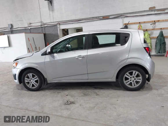 2016 Chevrolet Sonic LT z VIN 1G1JC6SG9G4151259, wystawiony jako IAAI lot #42341705 z przebiegiem 131 981 mil mil oraz . Historia ofert i sprzedaży dostępna na DreamBid. Obrazek 14.