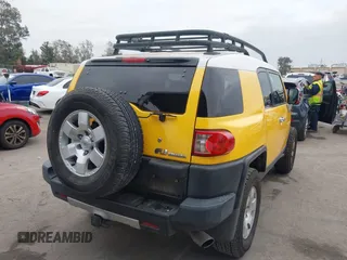 2007 Toyota FJ Cruiser with VIN JTEBU11FX70037231, listed as a IAAI auction lot 42018669 with 129,670 mi miles. Bid and sale history available at carsss.com. Image 4.