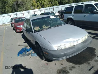1999 Saturn SL z VIN 1G8ZF528XXZ348135, wystawiony jako IAAI lot #34978282 z przebiegiem 280 721 mil mil oraz . Historia ofert i sprzedaży dostępna na DreamBid. Obrazek 1.
