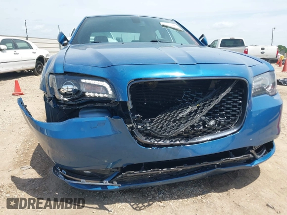 2020 Chrysler 300 S z VIN 2C3CCABG7LH188735, wystawiony jako IAAI lot #42051069 z przebiegiem 83 536 mil mil oraz . Historia ofert i sprzedaży dostępna na DreamBid. Obrazek 6.