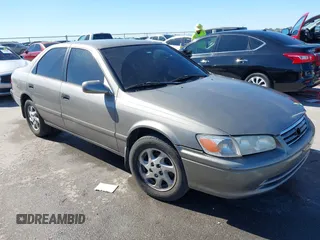 2001 Toyota Camry LE z VIN 4T1BF22K41U118513, wystawiony jako IAAI lot #41772299 z przebiegiem 216 003 mil mil oraz . Historia ofert i sprzedaży dostępna na DreamBid. Obrazek 1.