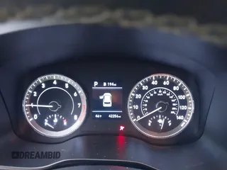 2022 Hyundai Venue SEL z VIN KMHRC8A31NU206543, wystawiony jako IAAI lot #41354252 z przebiegiem 42 256 mil mil oraz . Historia ofert i sprzedaży dostępna na DreamBid. Obrazek 7.
