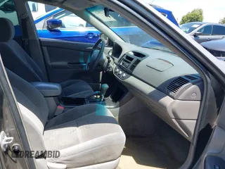 2005 Toyota Camry STD z VIN 4T1BE32K95U556765, wystawiony jako IAAI lot #42288424 z przebiegiem 232 413 mil mil oraz . Historia ofert i sprzedaży dostępna na DreamBid. Obrazek 5.