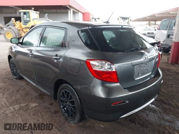 2009 Toyota Matrix z VIN 2T1KU40E29C039725, wystawiony jako IAAI lot #41682877 z przebiegiem 136 717 mil mil oraz . Historia ofert i sprzedaży dostępna na DreamBid. Obrazek 3.