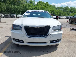 2014 Chrysler 300 S z VIN 2C3CCAGG4EH297391, wystawiony jako IAAI lot #42207431 z przebiegiem 106 571 mil mil oraz . Historia ofert i sprzedaży dostępna na DreamBid. Obrazek 13.