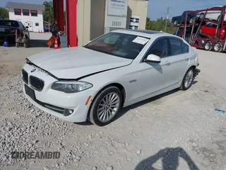2013 BMW 5 Series 535i xDrive z VIN WBAFU7C59DDU76175, wystawiony jako IAAI lot #41433212 z przebiegiem 108 175 mil mil oraz . Historia ofert i sprzedaży dostępna na DreamBid. Obrazek 2.