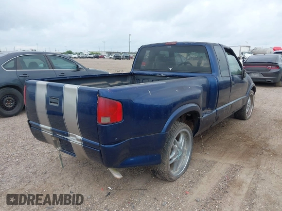 2002 GMC Sonoma SLS with VIN 1GTCS195928217837, listed as a IAAI auction lot 42136213 with 172,037 mi miles. Bid and sale history available at carsss.com. Image 4.