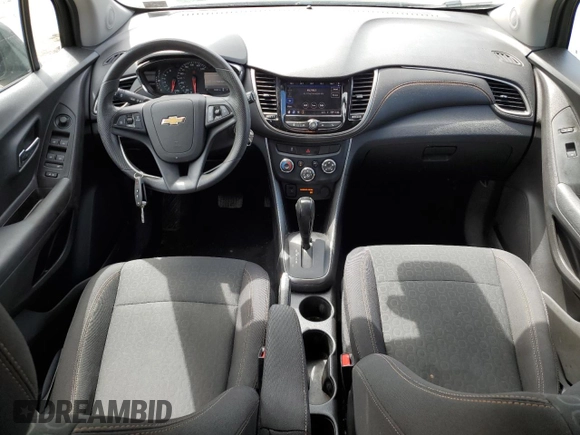 2020 Chevrolet Trax LS z VIN 3GNCJNSB7LL273019, wystawiony jako Copart lot #56684175 z przebiegiem 69 822 mil mil oraz Szkoda całkowita • Salvage title. Historia ofert i sprzedaży dostępna na DreamBid. Obrazek 8.