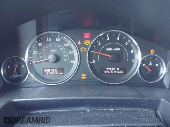 2008 Jeep Commander Sport z VIN 1J8HG48K08C132383, wystawiony jako IAAI lot #42600242 z przebiegiem 167 206 mil mil oraz . Historia ofert i sprzedaży dostępna na DreamBid. Obrazek 7.