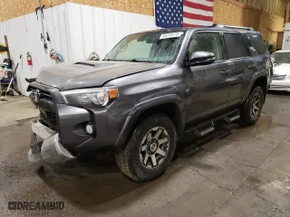 2020 Toyota 4Runner SR5 with VIN JTEBU5JR0L5769530, listed as a Copart auction lot 48219575 with 33,805 mi miles and Salvage Title. Bid and sale history available at carsss.com. Image 1.