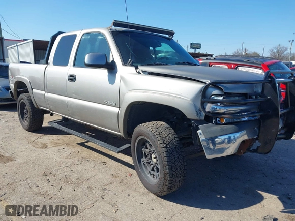 2000 Chevrolet Silverado 2500 LT with VIN 1GCGK29U1YE263011, listed as a IAAI auction lot 41634632 with 179,346 mi miles. Bid and sale history available at carsss.com. Image 1.
