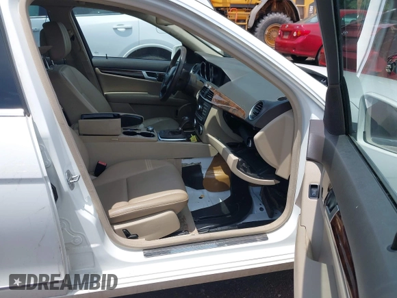 2013 Mercedes-Benz C 300 Sport z VIN WDDGF8AB1DR256537, wystawiony jako IAAI lot #42356297 z przebiegiem 111 496 mil mil oraz . Historia ofert i sprzedaży dostępna na DreamBid. Obrazek 5.