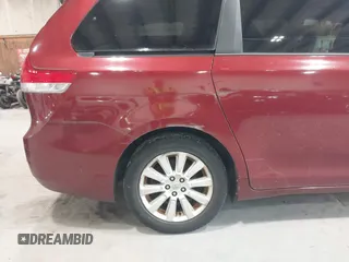 2013 Toyota Sienna XLE z VIN 5TDDK3DCXDS053048, wystawiony jako IAAI lot #42163668 z przebiegiem 104 765 mil mil oraz . Historia ofert i sprzedaży dostępna na DreamBid. Obrazek 6.