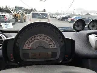2011 Smart fortwo Pure z VIN WMEEJ3BA5BK487747, wystawiony jako Copart lot #49703445 z przebiegiem 93 489 mil mil oraz Szkoda całkowita • Salvage title. Historia ofert i sprzedaży dostępna na DreamBid. Obrazek 9.