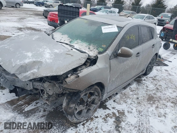 2011 Mazda 3 S Grand Touring z VIN JM1BL1M67B1417049, wystawiony jako IAAI lot #41628411 z przebiegiem 178 790 mil mil oraz . Historia ofert i sprzedaży dostępna na DreamBid. Obrazek 18.