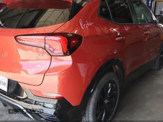 2024 Buick Encore GX Sport Touring z VIN KL4AMDSL8RB032942, wystawiony jako IAAI lot #42639028 z przebiegiem 376 mil mil oraz . Historia ofert i sprzedaży dostępna na DreamBid. Obrazek 4.
