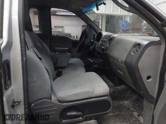 2004 Ford F-150 XL z VIN 1FTRF12W84NB37032, wystawiony jako IAAI lot #41932882 z przebiegiem 244 800 mil mil oraz . Historia ofert i sprzedaży dostępna na DreamBid. Obrazek 5.