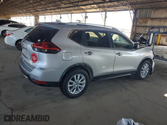 2017 Nissan Rogue SV z VIN JN8AT2MT3HW143002, wystawiony jako Copart lot #53557855 z przebiegiem 120 193 mil mil oraz Szkody całkowita. Historia ofert i sprzedaży dostępna na DreamBid. Obrazek 3.