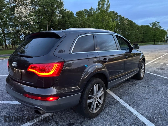 2013 Audi Q7 Premium Plus z VIN WA1LGAFE5DD001235, wystawiony jako Copart lot #56985295 z przebiegiem 183 454 mil mil oraz Czysty tytuł • Clean title. Historia ofert i sprzedaży dostępna na DreamBid. Obrazek 4.