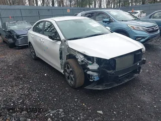 2021 Kia Forte LXS z VIN 3KPF24AD6ME341090, wystawiony jako IAAI lot #41934508 z przebiegiem 37 503 mil mil oraz . Historia ofert i sprzedaży dostępna na DreamBid. Obrazek 1.