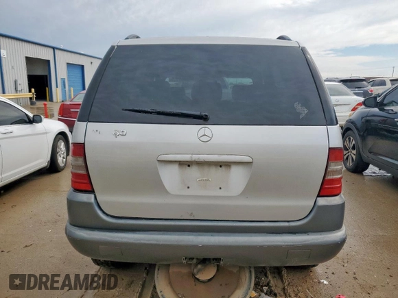 1999 Mercedes-Benz M 320/430/500 z VIN 4JGAB54E6XA140166, wystawiony jako Copart lot #54347855 z przebiegiem 227 765 mil mil oraz Szkoda całkowita • Salvage title. Historia ofert i sprzedaży dostępna na DreamBid. Obrazek 6.