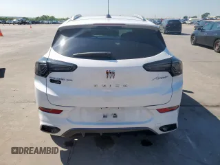 2024 Buick Encore GX Avenir z VIN KL4AMFSL9RB017071, wystawiony jako Copart lot #52003565 z przebiegiem 8 013 mil mil oraz Szkoda całkowita • Salvage title. Historia ofert i sprzedaży dostępna na DreamBid. Obrazek 6.