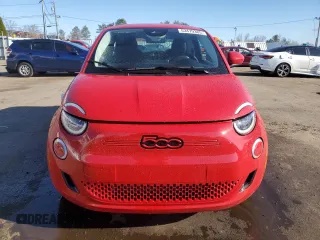 2024 FIAT 500e INSPI(RED) z VIN ZFAFFAA49RX207188, wystawiony jako Copart lot #53479385 z przebiegiem 1406 mil mil oraz Szkody całkowita. Historia ofert i sprzedaży dostępna na DreamBid. Obrazek 5.