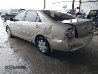 2005 Toyota Camry STD z VIN 4T1BE32K45U385259, wystawiony jako IAAI lot #42153790 z przebiegiem 184 204 mil mil oraz . Historia ofert i sprzedaży dostępna na DreamBid. Obrazek 3.